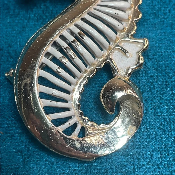 Vintage ORNK Seahorse Brooch Pin - Picture 4 of 6
